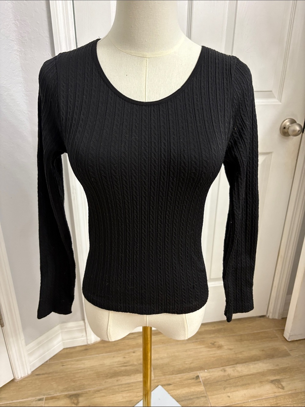 Women's Black Ribbed Long-Sleeve Scoop Neck Top